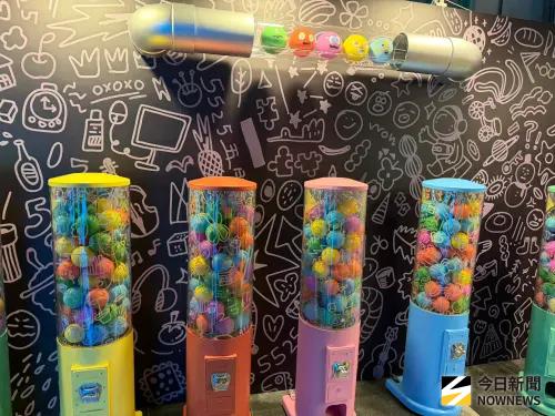 ▲五月天演唱會周邊扭蛋，不同顏色的殼對應五月天團員，每檔演唱會的扭蛋內容物不同，這次台中站的五月天行李吊牌。（圖／記者李欣恬攝影）