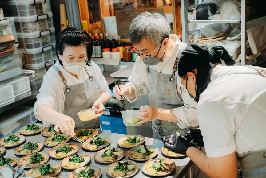 ▲工研院協助農民以科技將農業剩餘優質資材活化再利用，將許多農產品加值為創意食材，攜手2024米其林推薦主廚林祺豐（中），將原鄉小米轉化為精緻創意料理，成功提升價值。（圖／技術司提供）