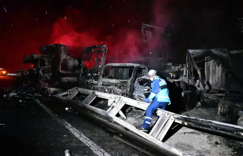 影／雪夜驚魂！日本關越高速公路67車連環撞　20車起火釀2死26傷
