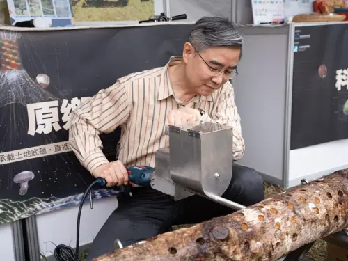 ▲工研院在經濟部產業技術司支持下，開發段木香菇省工省力鑽孔機與植菌機，可大幅減少人力需求，提升打孔與植菌作業的速度與品質，降低作業負擔並增進產值。（圖／技術司提供）