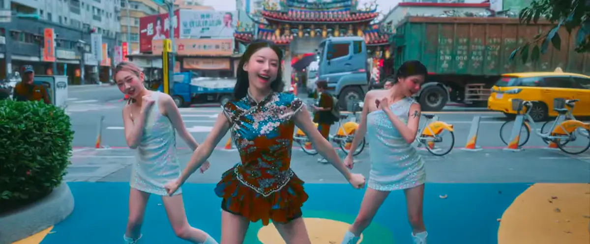 ▲李雅英（圖中）今正式推出首支單曲〈哇塞 Wasai〉，全中文歌詞，搭配洗腦旋律。MV中她換上旗袍、便利商店制服等，現身台灣各個景點拍攝，台味十足引來網友熱議。（圖／華納音樂YT）