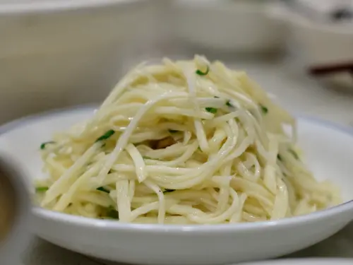 ▲「炒茭白筍」手工切絲，火候恰到好處。（圖／記者葉盛耀攝）