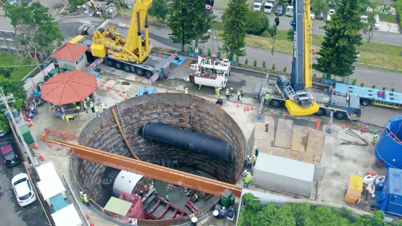 ▲大安大甲溪聯通管工程-大甲溪輸水管第1標統包工程用國內首創最大口徑WSP推進工法，並調整潛盾深度，降低地質影響，以利加快掘進速度，且於斷層處設置耐震設施，降低後續維運負擔。（圖／水利署提供）