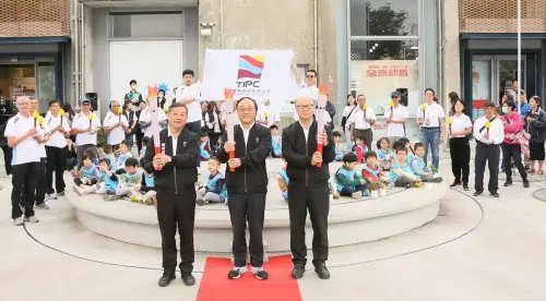 ▲台灣港務公司董事長周永暉(中)、總經理王錦榮(左)，以及高雄港務分公司總經理王派峰(右)共同為港務家庭日系列活動揭開序幕。(圖／高雄港務分公司提供)