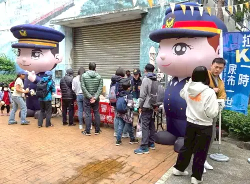 ▲內政部警政署高雄港務警察總隊也在現場進行防毒及防詐宣導。(圖／高雄港務分公司提供)