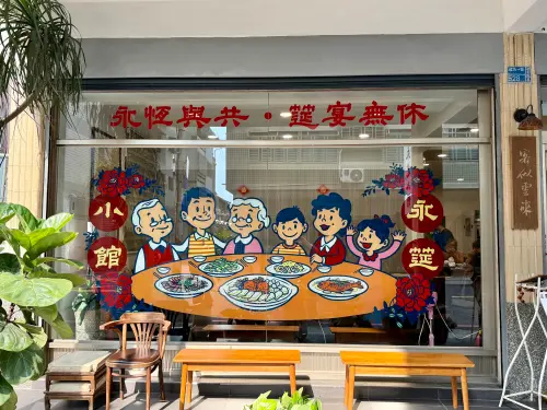 ▲永筵小館的玻璃窗，有請好友彩繪一家團圓的影響。（圖／記者葉盛耀攝）