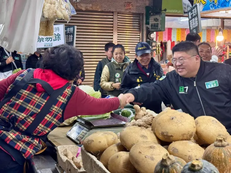    ▲蔡易餘勤跑市場，爭取民眾支持。（圖／蔡易餘辦公室提供）  