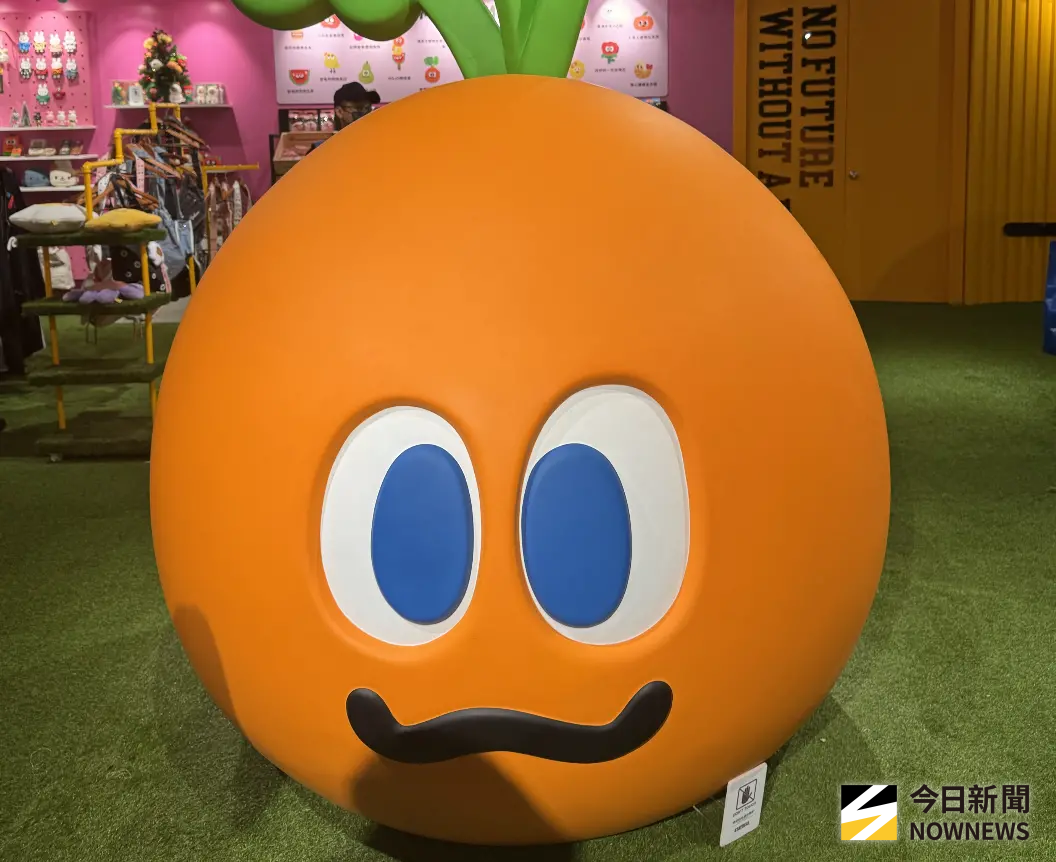 ▲五月天演唱會台中站有許多可逛的週邊景點，現在台中LaLaport展出的STAYREAL公園，主題巨型胡蘿蔔公仔超級萌。（圖／記者李欣恬攝影）