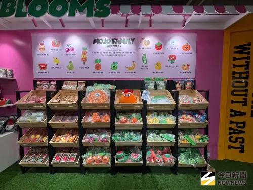 ▲阿信把菜市場搬進LaLaport，以生鮮超市為主題販賣、蔬菜玩偶，超級可愛。（圖／記者李欣恬攝影）