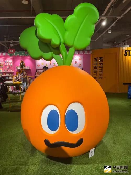 ▲現在Lalaport展出的STAYREAL公園，裡面有主題巨型胡蘿蔔公仔，超級萌。（圖／記者李欣恬攝影）
