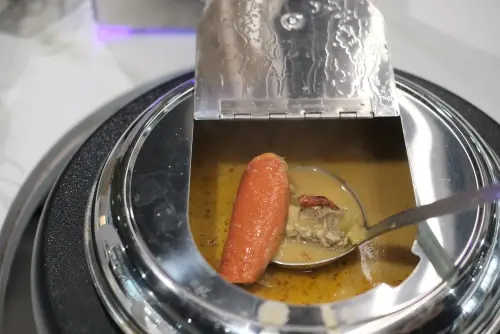 ▲龍蝦湯真的加入龍蝦殼熬煮，增加鮮味。（圖／記者葉盛耀攝）