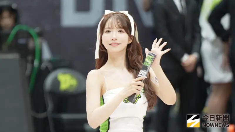 ▲三上悠亞首次正式披上夢想家啦啦隊戰袍應援，就見證球隊勝利，以108比98贏下比賽，更被粉絲稱為「勝利女神」，她還在應援好間帶來撒嬌舞與TWICE組曲，全場手機舉起狂拍，主場門票更創下完售紀錄。（圖／記者張一笙攝）