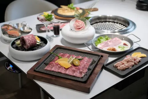 ▲被網友戲稱為「被燒肉耽誤的甜點吃到飽店」的森森燒肉，近日開設高雄台鋁店，並有限定套餐。（圖／記者葉盛耀攝）