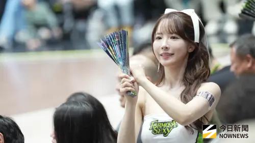 ▲三上悠亞所到之處，粉絲跟球迷都拿起手機、相機狂壓快門，可見其超高人氣。（圖／記者張一笙攝）