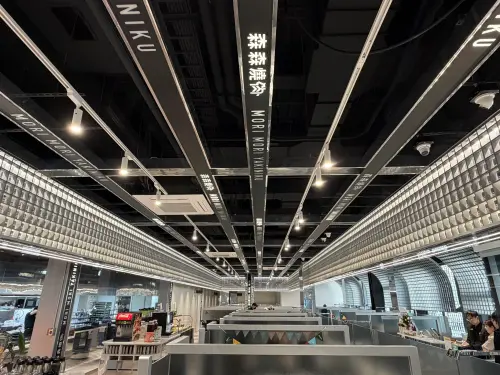 ▲森森燒肉高雄台鋁店的裝潢，很具未來感。（圖／記者葉盛耀攝）