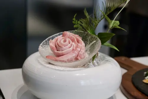 ▲「冰晶玫瑰伊比利霜降」外型刻意擺成玫瑰樣，相當吸睛。（圖／記者葉盛耀攝）