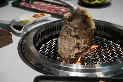 ▲「韓式厚燒帶骨豚肩排」建議大火烤，吃起來帶點Q實。（圖／記者葉盛耀攝）