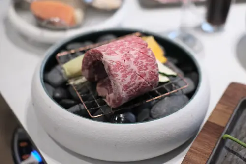 ▲「原木煙燻牛小排」的部位有著漂亮的油花。（圖／記者葉盛耀攝）