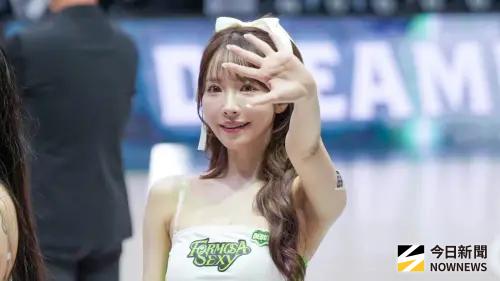 三上悠亞私服太香！上半身純白全看光　不怕低溫、粉絲暖心陪下班
