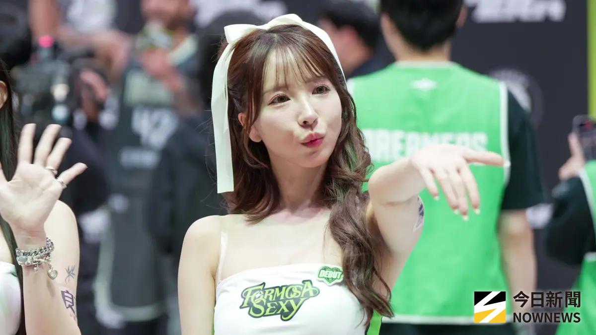 ▲三上悠亞（如圖）昨日首度以夢想家啦啦隊Formosa Sexy身分現身球場應援，只要經過場邊或走道，四周球迷就會同時舉起手機、相機狂按快門，有網友拍下震撼景象，打趣說：「我以為是來看職籃，其實是參加攝影社團活動。」（圖／記者張一笙攝）