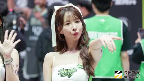 三上悠亞球場辣跳TWICE組曲！被抓包是Sana狂粉　IG藏滿滿她周邊
