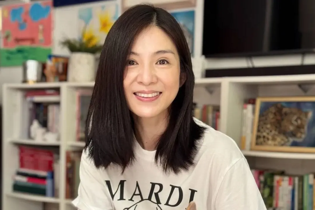 ▲51歲楊采妮有「玉女掌門人」的稱號，近年鮮少公開露面的她，在24日宣布進軍小紅書，還曬出素顏近照，不變美貌震驚粉絲，她還罕見曬出雙胞胎兒子的近況。（圖／微博@amelie的微博小窩）