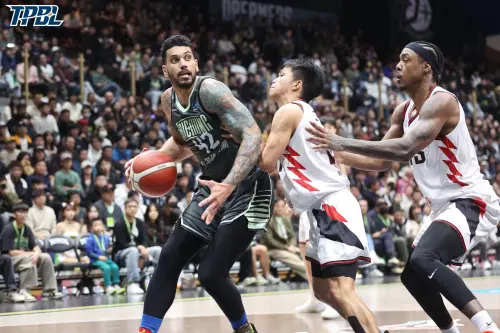 ▲簡浩賽後也特別提到，「鳳還巢」的布依德充滿正能量影響了大家，「布依德帶給我們充滿精神跟火力，不管是在場上還是場下都會一直鼓勵隊友，他是很正面的球員。這樣正面的球員會影響到大家，大家可以打嗨一點不要悶悶的。」（圖／TPBL提供）