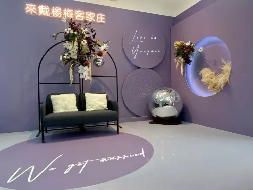 ▲楊梅區戶政事務所打造客家特色戶政事務所，設有客家特色結婚背板。（圖／取自楊梅區戶政事務所FB）