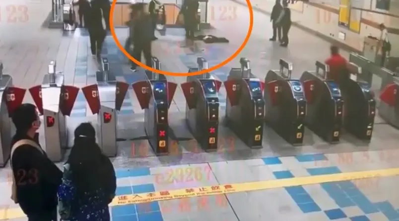 ▲ 北市捷運大直站27日下午發生騷動，一名男子疑因心情不佳在站內咆哮，遭站長拒絕進站後情緒失控，站務人員噴灑辣椒水並持防護器材戒備，警方到場將人帶回，依社維法裁處。（圖／翻攝畫面）