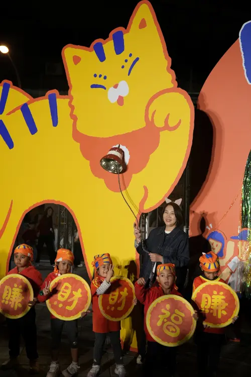 ▲周春米到場搖鈴開市，巡攤與民眾互動，並分送貓掌湯圓同樂。（圖／屏東縣府提供）