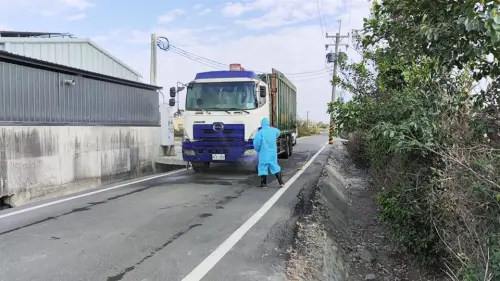 ▲彰化芳苑鄉蛋雞場撲殺清場消毒工作。（圖／彰化縣政府）