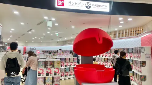 ▲高雄大立引進萬代官方扭蛋品牌GBO，店內亦設置可供拍照的大型扭蛋裝置。（圖／高雄大立店提供）