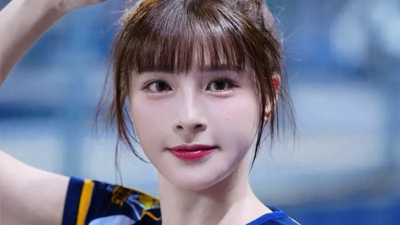 峮峮太性感了！下半身只看見黑色絲襪　粉絲激動：一直重滑好幾次