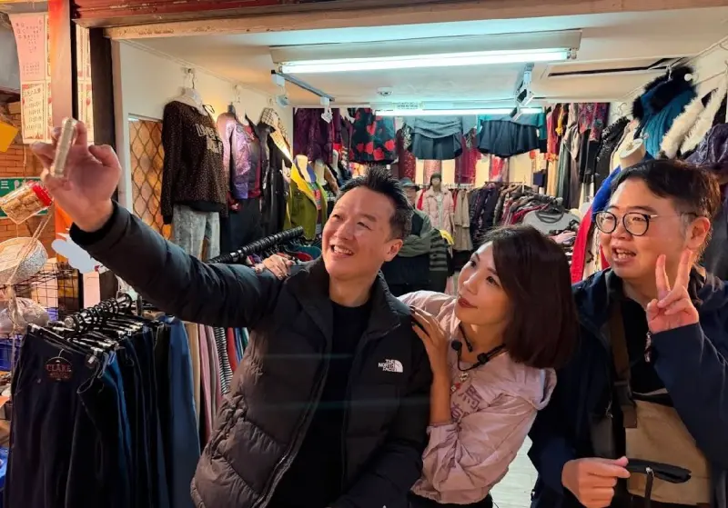 「參選人佐」現身！李正皓陪馬郁雯掃街拚初選　閃瞎鄉親