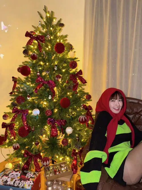 ▲▼峮峮穿大SIZE毛衣，在聖誕樹旁露出黑絲襪美腿。（圖／峮峮IG@qun_04）