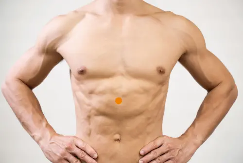 ▲中脘穴在肚臍往上約四指寬的地方。（圖／馬光中醫提供）