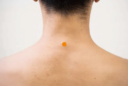 ▲大椎穴是低頭時，脖子後面最高的那一節骨頭下方。（圖／馬光中醫提供）