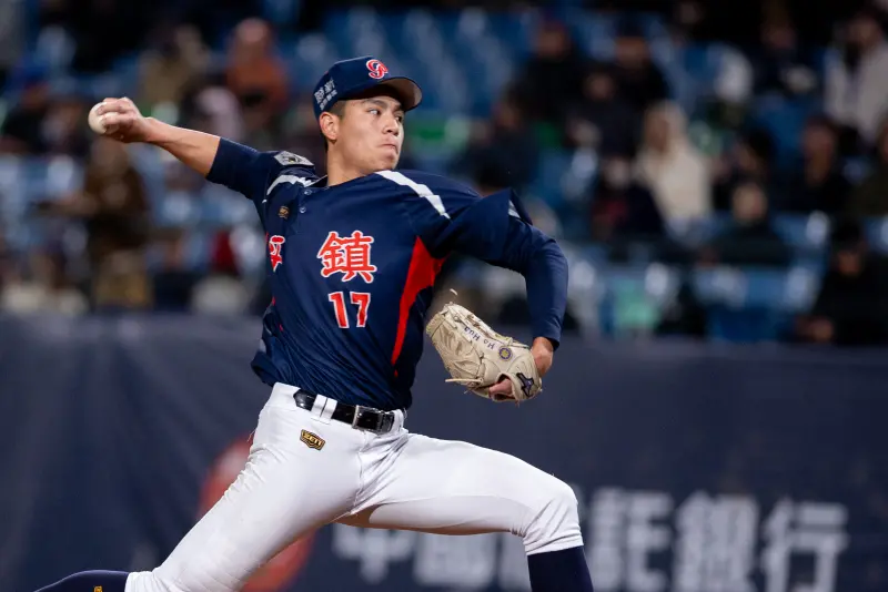 ▲平鎮高中投手何樺在「中信盃台日高中棒球對抗賽」面對北海道聯隊後援2局無失分。（圖／中華棒協提供）