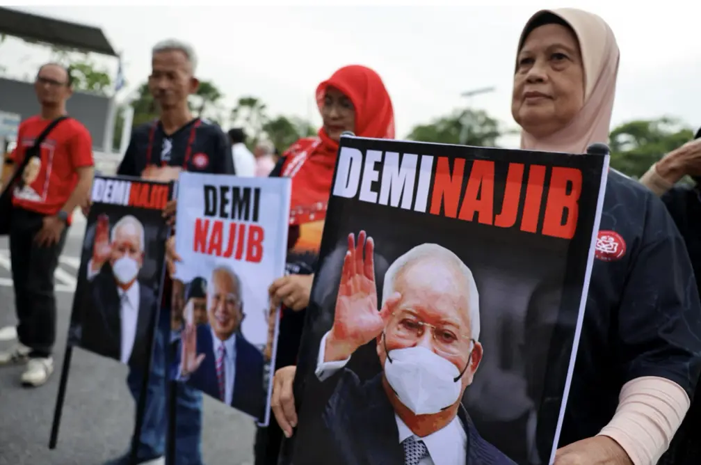 ▲馬來西亞前總理納吉（Najib Razak）一馬發展公司（1MDB）案宣判日，大批支持者清晨聚集在布城司法宮外聲援（圖／路透社／達志影像）