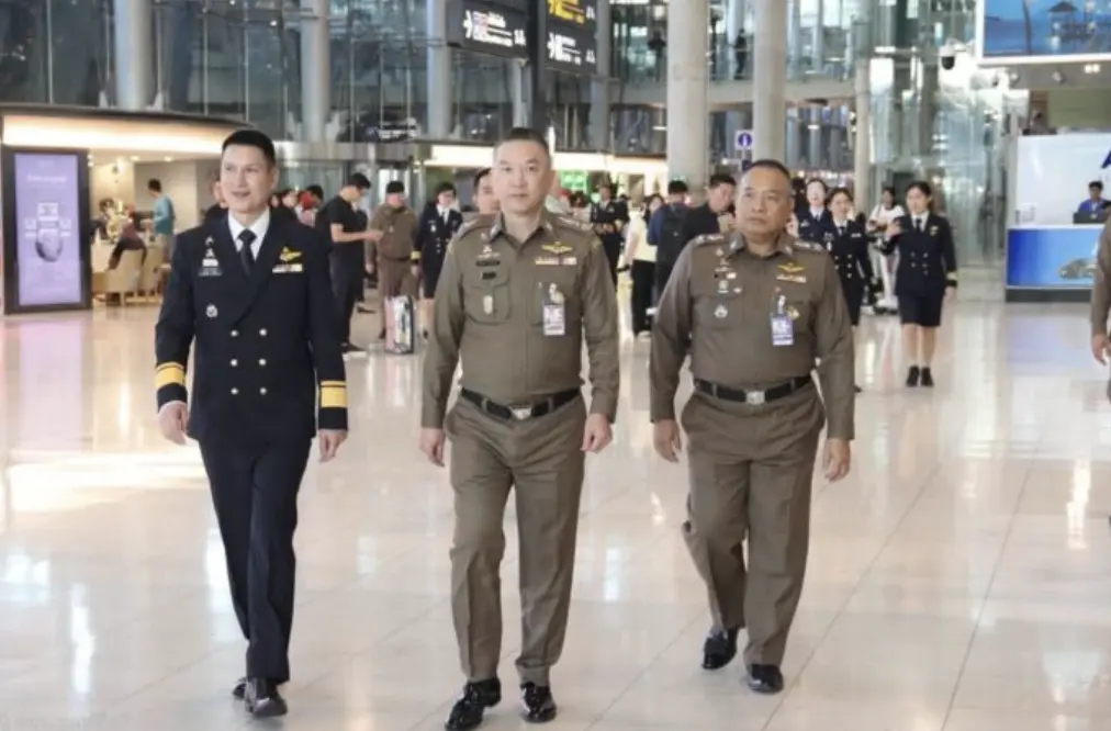 ▲泰國移民局副局長兼發言人喬恩龍（Pol Maj Gen Choengron Rimpadee）出面澄清，強調外界所稱遭「騷擾」說法不實。（圖／翻攝自Khaosod English）