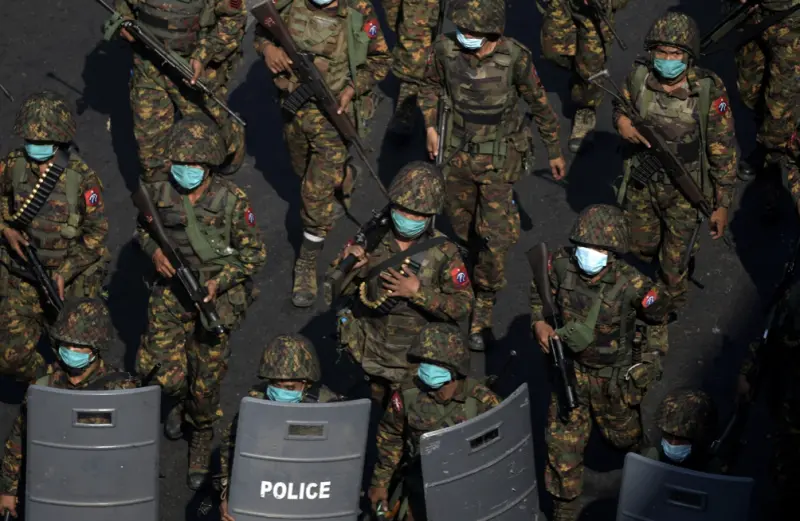 仰光夜晚亮起來了！緬甸軍政府全面解除宵禁　為選舉做包裝？