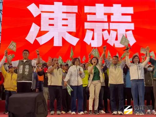 ▲林岱樺登台，現場群情激動，高喊「加油」、「當選」，支持者情緒達到高點。展現林岱樺不可擋的勝選實力。(圖／記者郭凱杰攝,2025.12.27)