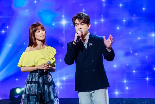 ▲許志豪（右）與翁鈺鈞（左）演唱〈相逢〉，還霸氣表示犧牲自己，不讓龍千玉點評時頭痛。（圖／中視提供）