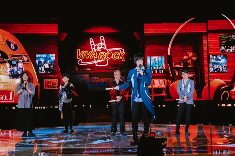 阿信摔落舞台！自爆唱完竟失憶、還有4人狂笑他：兄弟這樣當？