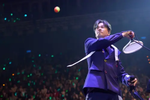 ▲李聖傑小巨蛋演唱會迎來第二天，再度吸引大批粉絲到場朝聖，他還直接在台上打起網球。（圖／錞藝音樂提供）