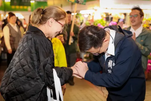 ▲賴瑞隆於三民市場逐攤致意，關心攤商生意狀況與生活需求，並主動與採買民眾握手互動、合影留念。(圖／立委賴瑞隆辦公室提供)