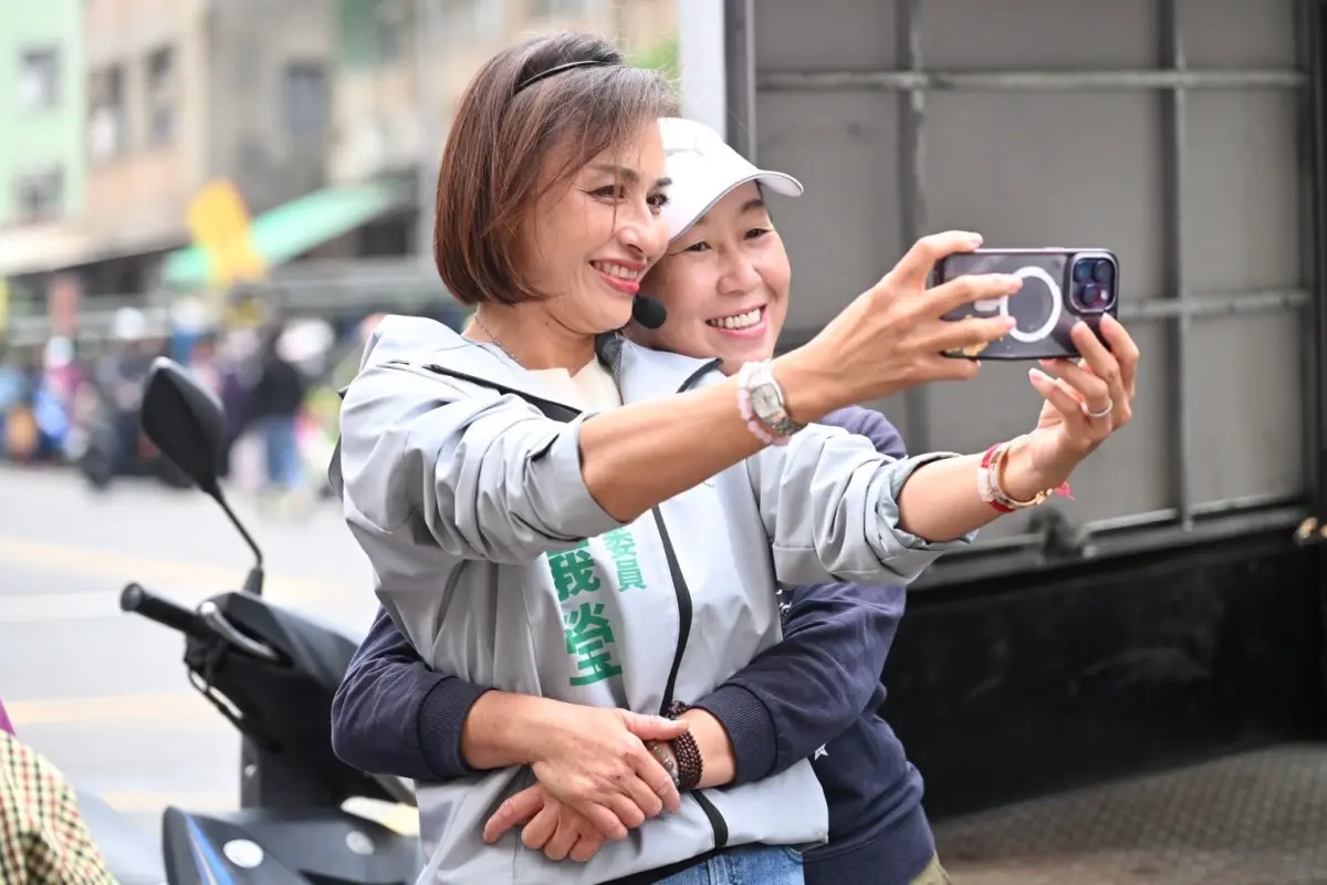 ▲面對鄉親的熱情，邱議瑩在社群發出一張被鄉親摟著自拍，笑回：「拍照沒問題，摟腰也 OK 啦！」（圖／立委邱議瑩辦公室提供）