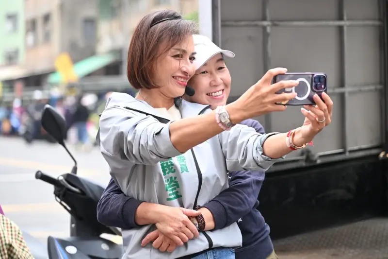 ▲面對鄉親的熱情，邱議瑩在社群發出一張被鄉親摟著自拍，笑回：「拍照沒問題，摟腰也 OK 啦！」（圖／立委邱議瑩辦公室提供）