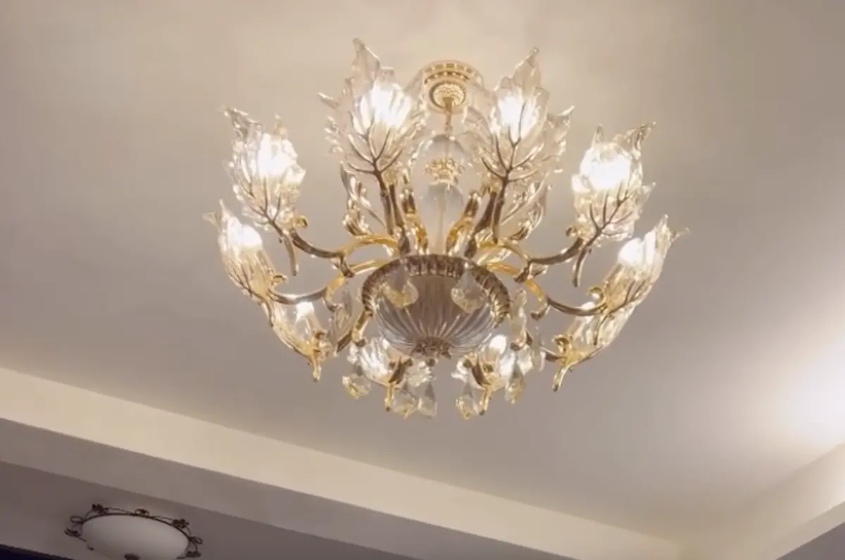 ▲今（27）日晚間11時05分宜蘭外海發生芮氏規模7.0地震，有宜蘭民眾拍到南澳全數停電、民宅陷入黑暗的畫面，也有人拍下家中水晶吊燈狂晃的恐怖景象。（圖／翻攝自Threads@aanthonyyyy621）