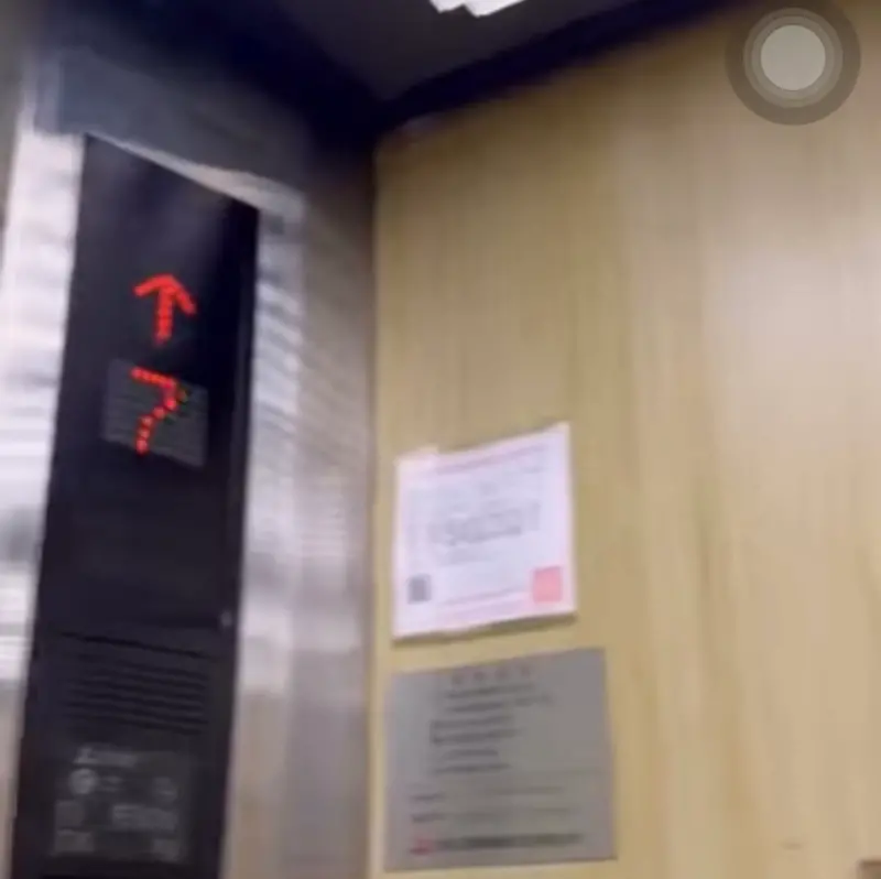 ▲27日晚間11時05分台灣東部海域發生規模7.0地震，全台有感。桃園市議員許家睿搭電梯遇強震，拍下劇烈搖晃畫面，直呼差點嚇壞，影片引發網友熱議。(圖／議員許家睿授權)